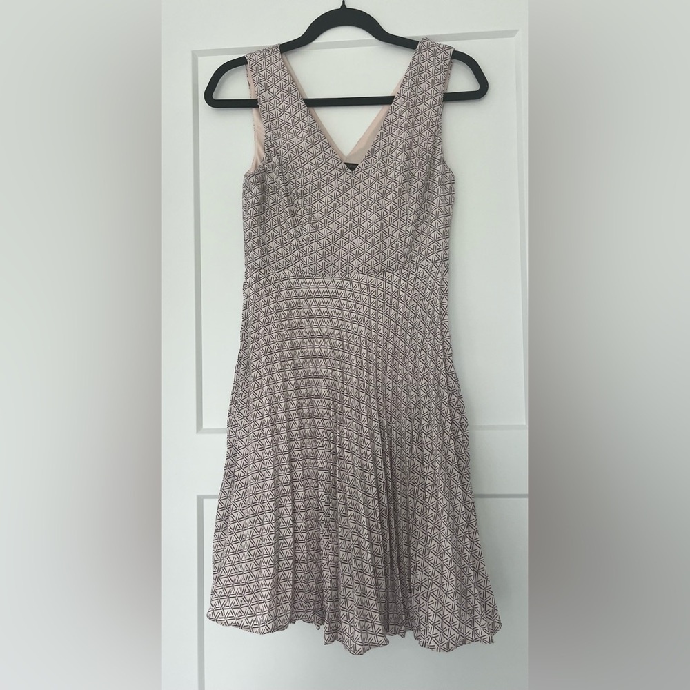 EUC Banana Republic Cocktail Dress with Blush & Black Geometric Pattern, Size 2p